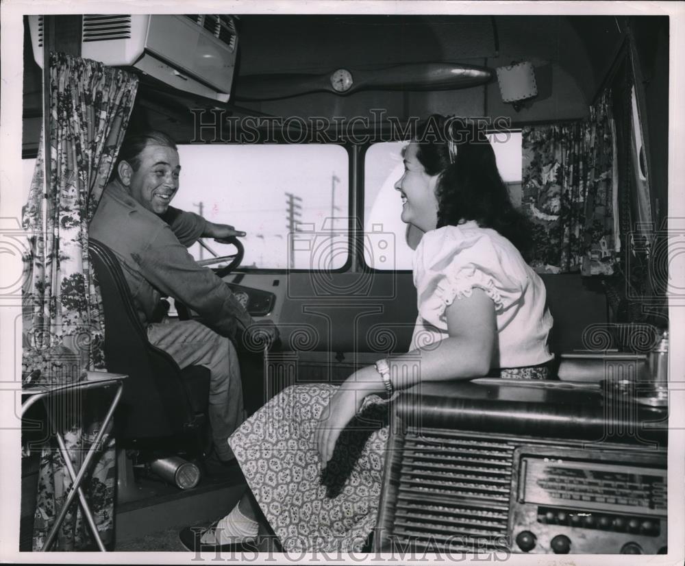 1953 Press Photo Glendale, Calif. Mr &amp; Mrs Leo Baker in their bus home - Historic Images