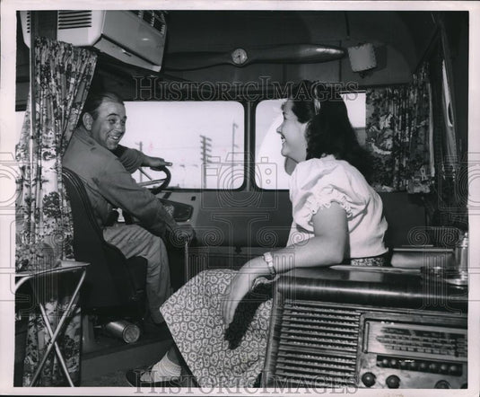 1953 Press Photo Glendale, Calif. Mr & Mrs Leo Baker in their bus home - Historic Images