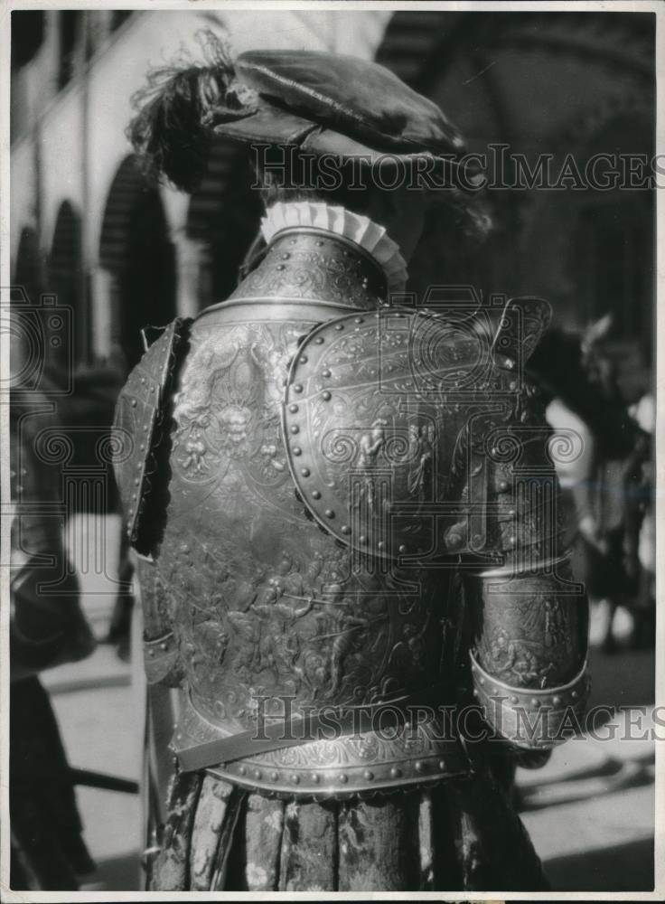 1939 Press Photo Cast Iron Jacket Worn For Rehearsals For May Festivals - Historic Images