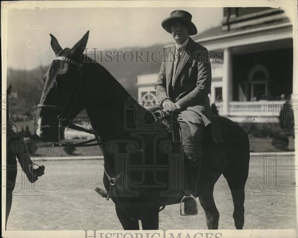 1923 Press Photo Miss Margaret Flick of Philadelphia rides horse - Historic Images