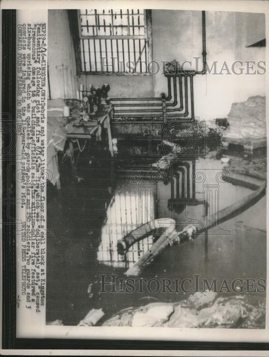 1954 Press Photo Debris & Water Litter The Floor Of A Cell Block At Kingston - Historic Images