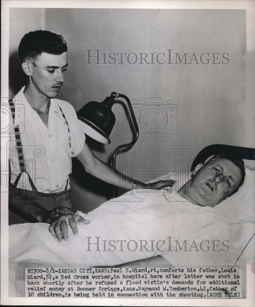 1951 Press Photo Louis Wiard,Red Cross man shot by a flood victim - Historic Images