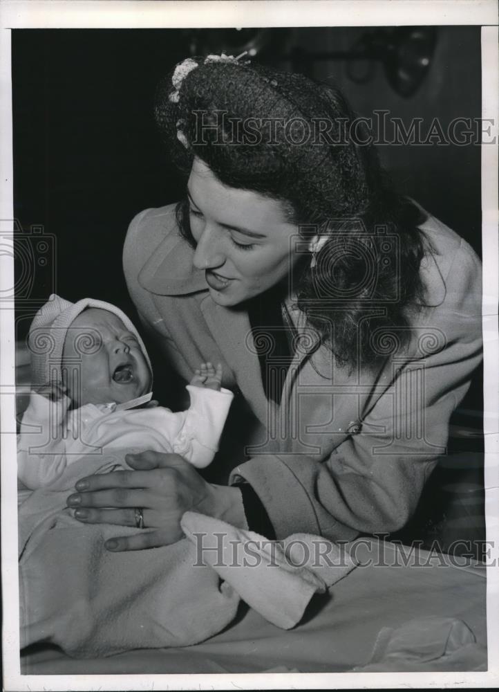 1950 Press Photo NYC, Mrs Francis McKenna &amp; baby son Dennis - Historic Images