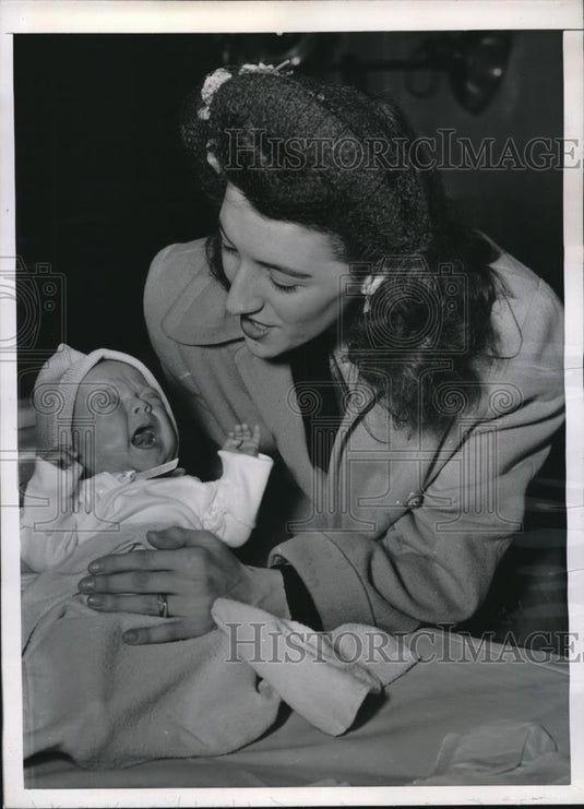 1950 Press Photo NYC, Mrs Francis McKenna & baby son Dennis - Historic Images