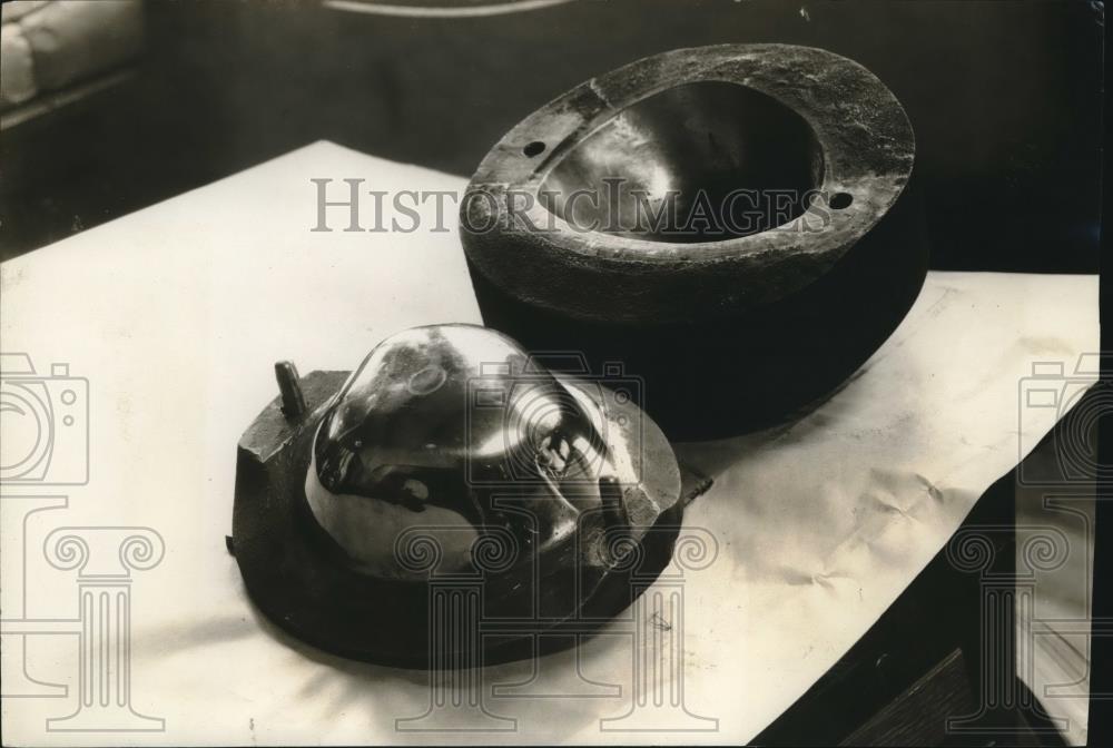 1928 Press Photo Mold of cast iron for nickel &amp; copper plating of bakelite - Historic Images