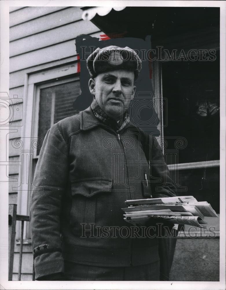 Press Photo Akron Ohio Mail Carrier Neil Wertz - Historic Images