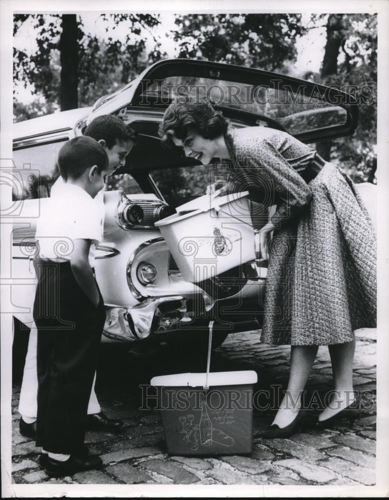 1960 Press Photo Family Headed for a Picnic - Historic Images