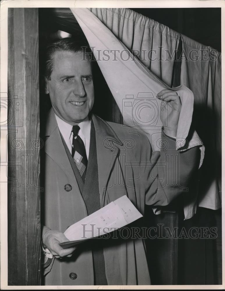 1950 Press Photo Don Elright casting his vote - neb86194 - Historic Images