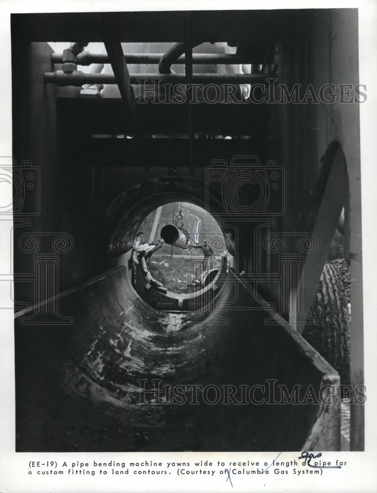 1969 Press Photo Pipe bending machine receives a length of gas pipe - Historic Images