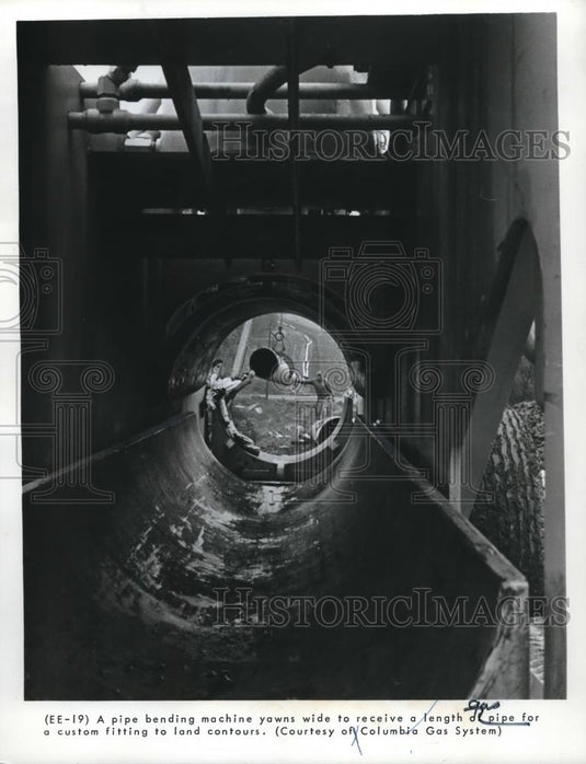 1969 Press Photo Pipe bending machine receives a length of gas pipe - Historic Images