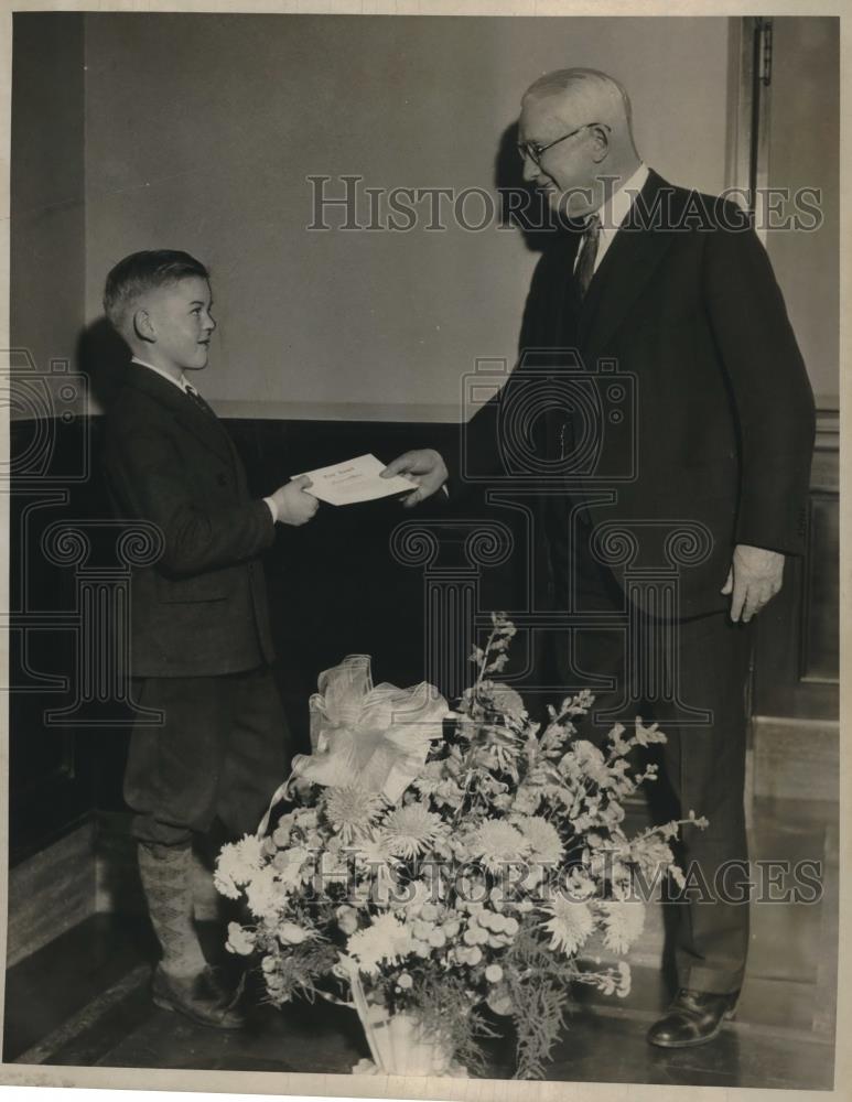 1932 Press Photo Raymond Weber Receiving Civic Award From Superintendent Schools - Historic Images