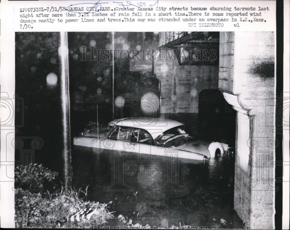 1958 Press Photo Car in floodwaters in Greater Kansas City Kansas - neb88577 - Historic Images