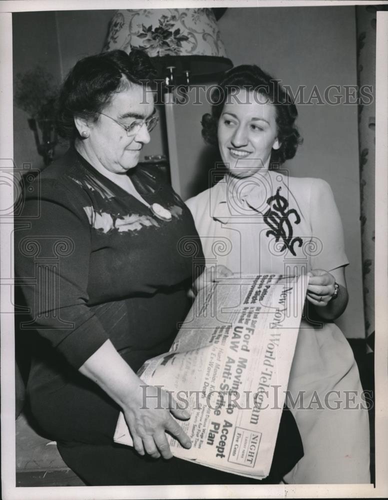 1945 Press Photo Mrs Emily Dibernardo &amp; Daughter in Law Lena Husband Gave Blood - Historic Images