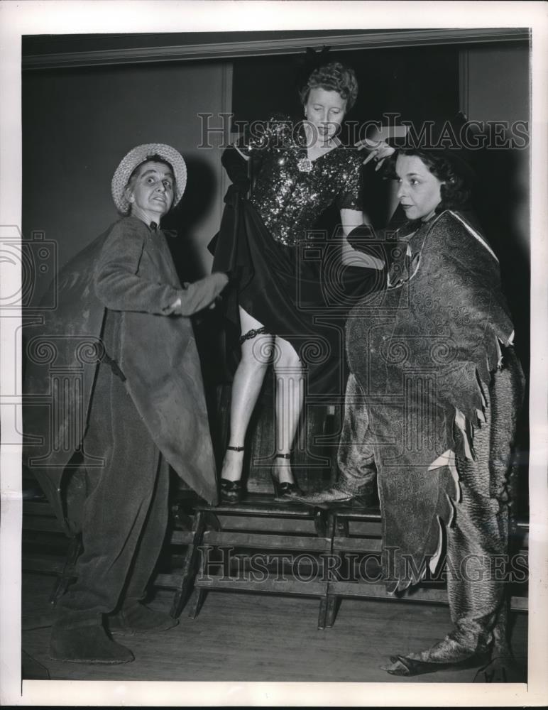 1948 Press Photo Women's National Press Club Marjorie Woods, Frieda Everett - Historic Images