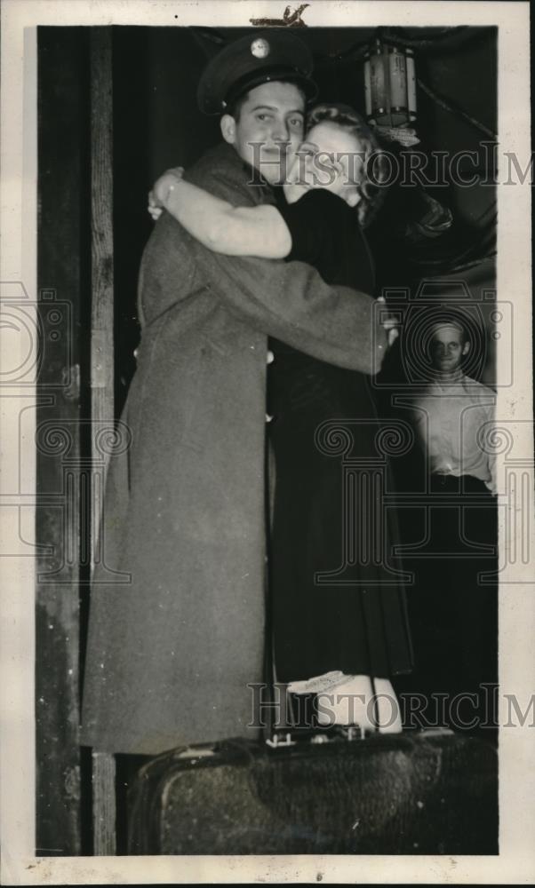 1940 Press Photo Mrs Letha Whittaker Hugging Her Son Ora Brewer Not Seen 12 Year - Historic Images