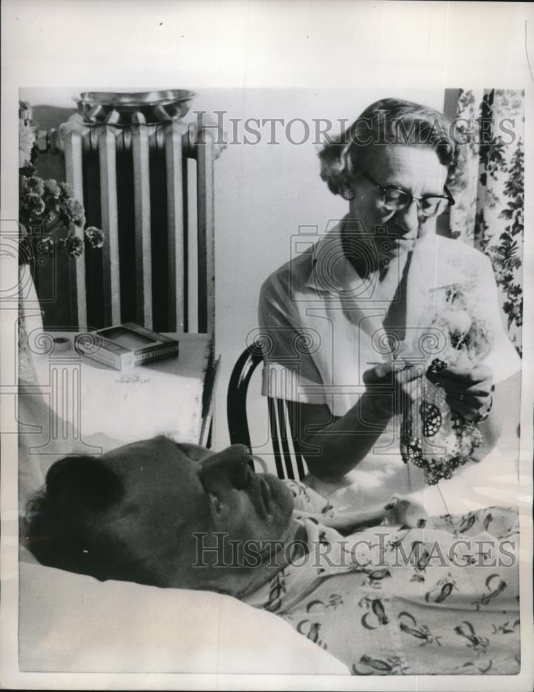 1958 Press Photo Mrs. George Moen Does Needlework as Husband in Coma for 2 Years - Historic Images