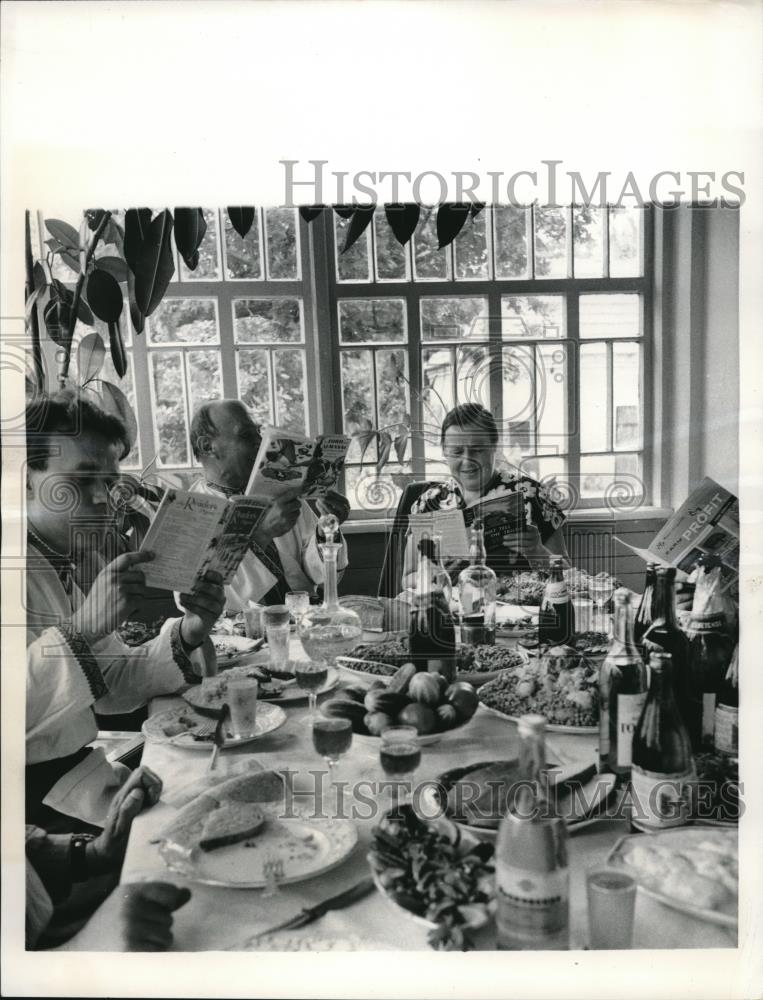 1958 Press Photo Breakfast in Ukraine reflects Russia&#39;s agriculture gains - Historic Images