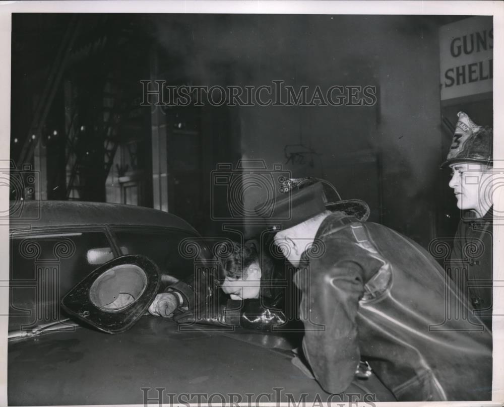 1952 Press Photo Fireman overcome by smoke assisted by comrades - neb89918 - Historic Images