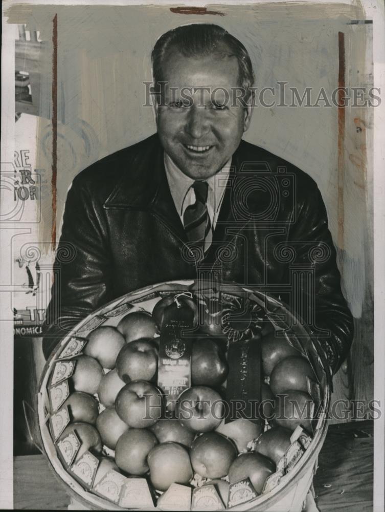 1938 Press Photo Paul Morrissey bought the grand champion exhibit of Mcintosh - Historic Images