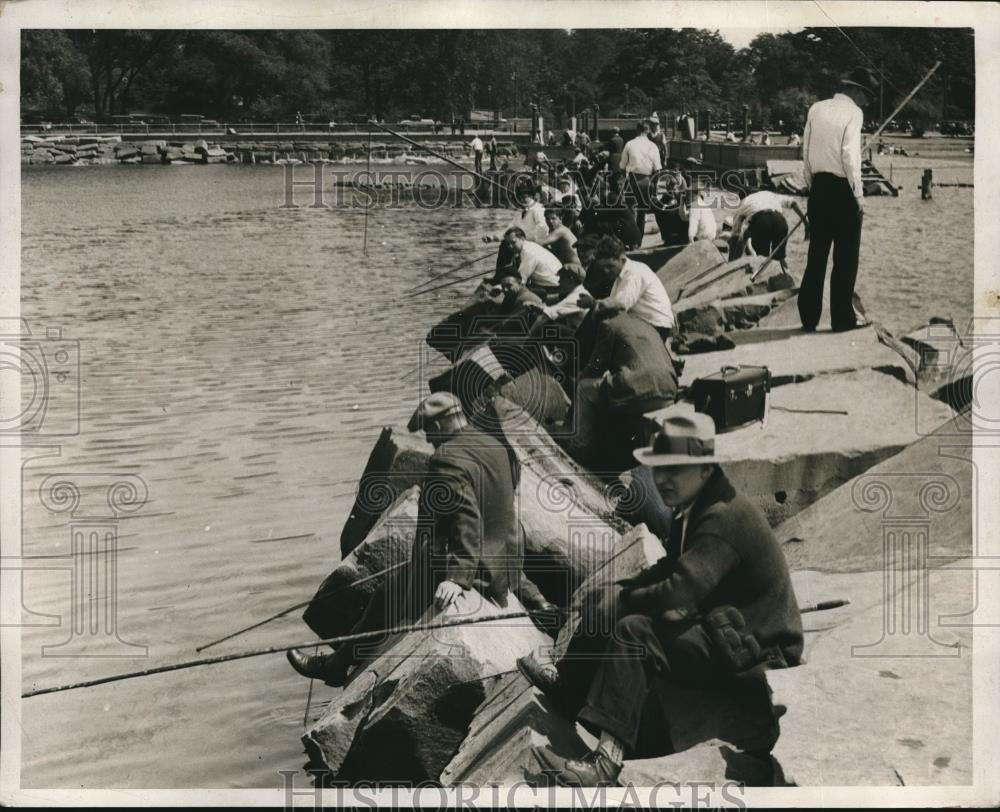 1932 Press Photo Fishermen line a lakeshorre - neb86329 - Historic Images