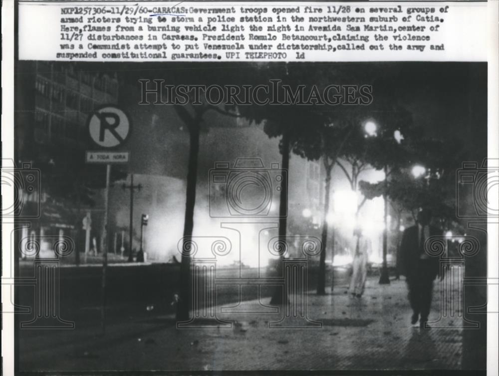 1960 Press Photo Govt troops battle rioting in Caracas, Venezuela - Historic Images