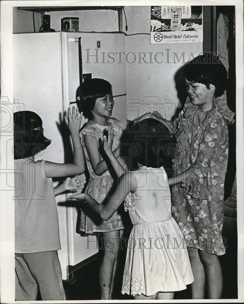 1969 Press Photo manila, Philippines. Susie Wong Chan, S Chan after earthquake - Historic Images