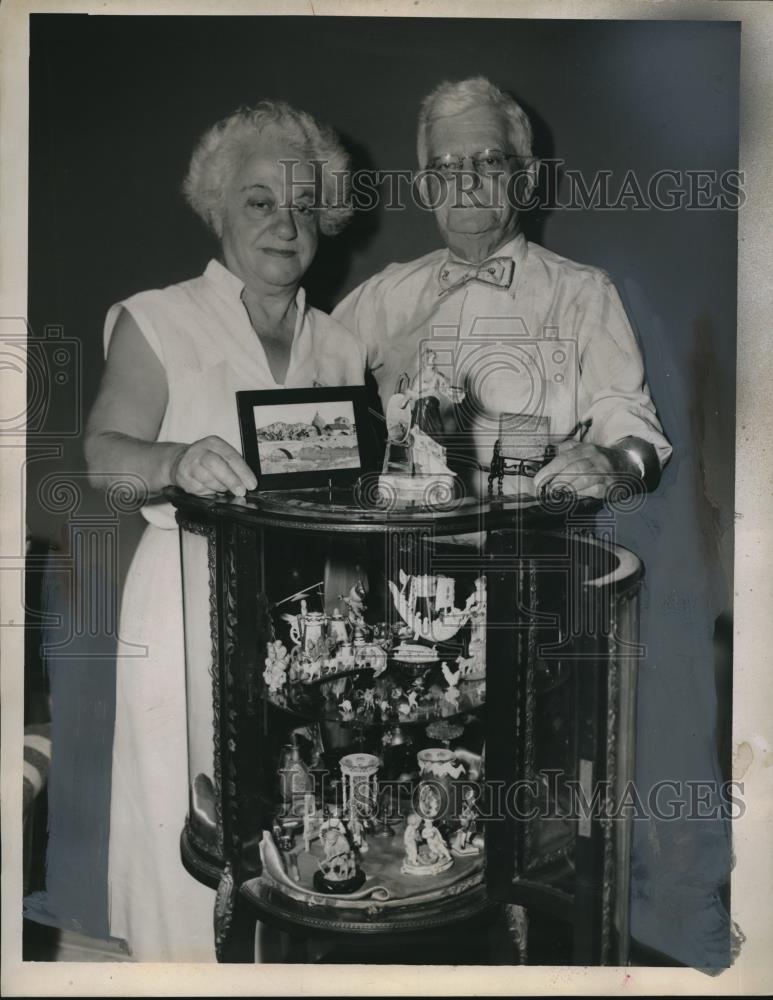 1955 Press Photo Mr &amp; Mrs Louis S Kux of Cleveland, Ohio &amp; their figurines - Historic Images