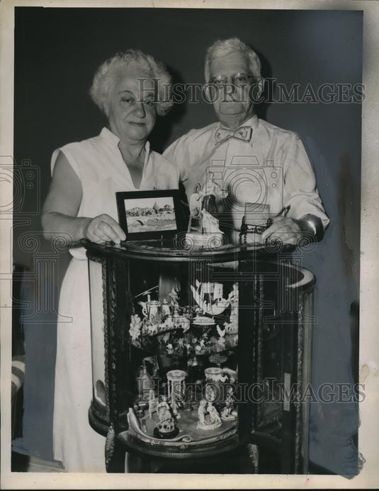 1955 Press Photo Mr & Mrs Louis S Kux of Cleveland, Ohio & their figurines - Historic Images