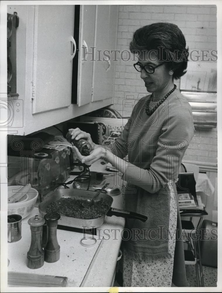 1969 Press Photo Troy, Ill Mrs Paul Simon preparing spaghetti - neb85861 - Historic Images