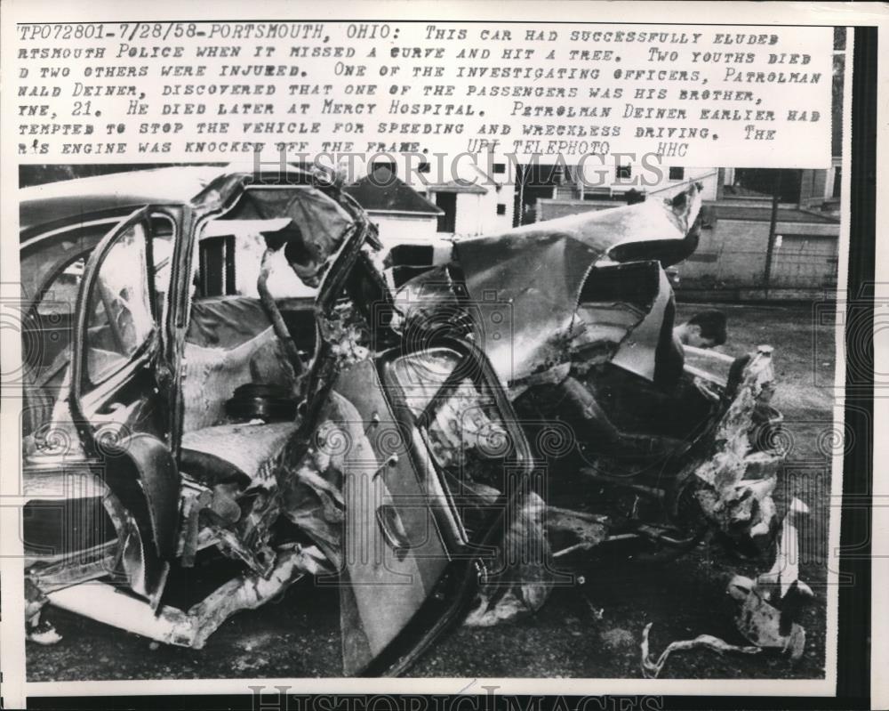 1958 Press Photo Speeding car that eluded the Portsmouth Police crash in a tree - Historic Images