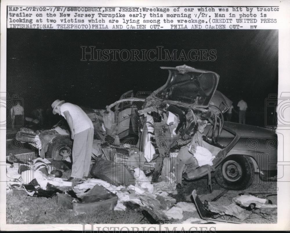 1958 Press Photo Wreckage of a car that was hit by tractor trailer - neb89082 - Historic Images