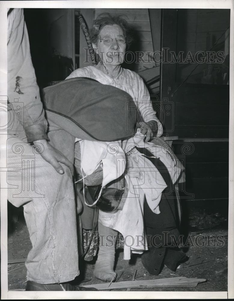 1947 Press Photo Mrs. Olive Wafer of LA Refuses to Leave Shattered Home - Historic Images