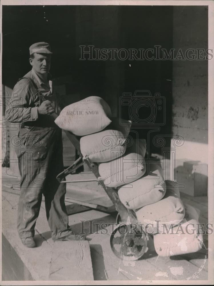 1923 Press Photo P.J. Gilbert wheeling flour at Albers Brown Mill - Historic Images
