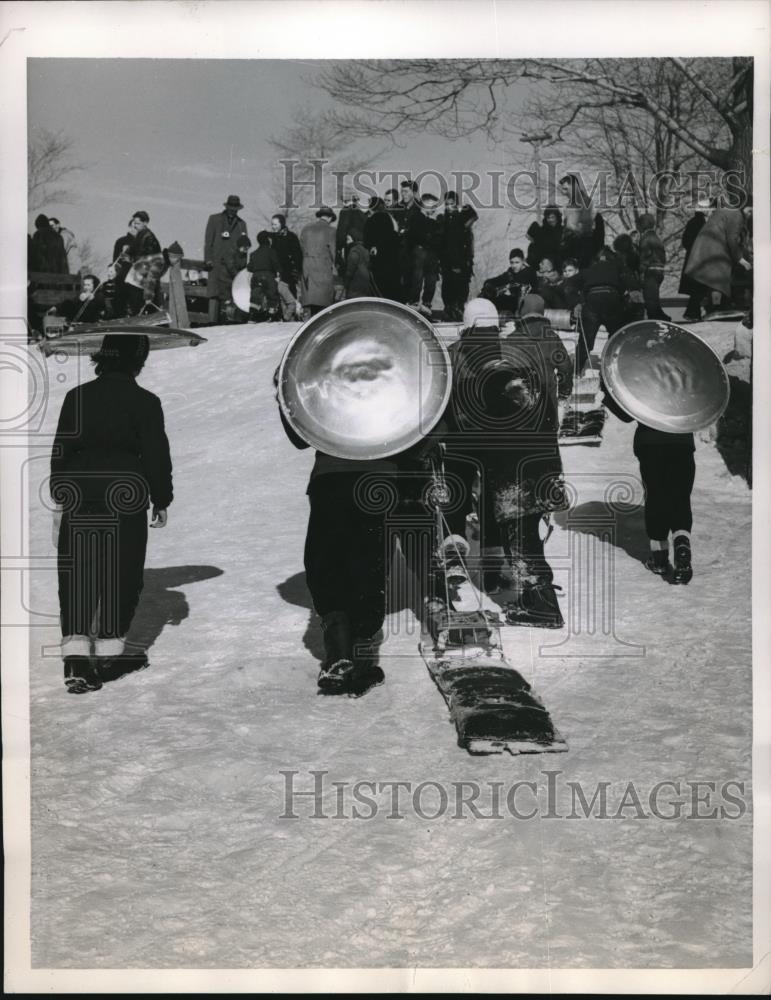 1957 Press Photo Canadian Youngsters Outrun Tobogganists on Mount Royal - Historic Images