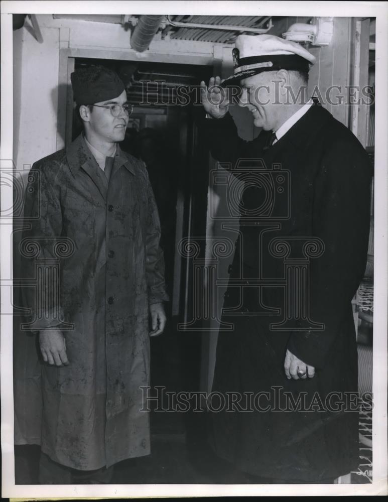 1951 Press Photo Seattle, Wash. Capt A Wood &amp; son Cpl William Wood of USN - Historic Images