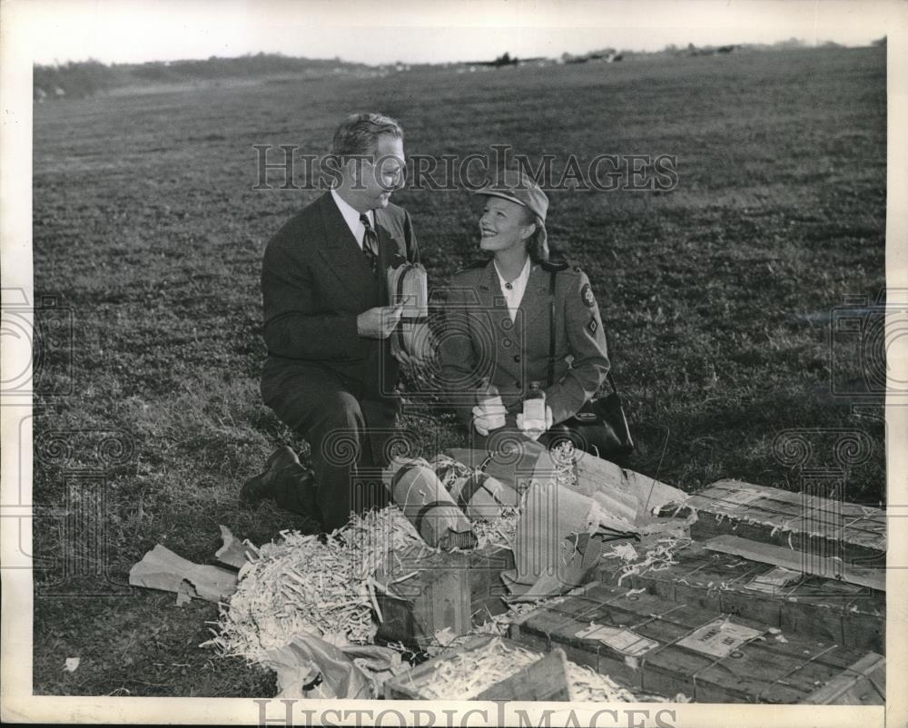 1945 Press Photo Method of Dropping Fragile Cargo Without Parachute - Historic Images