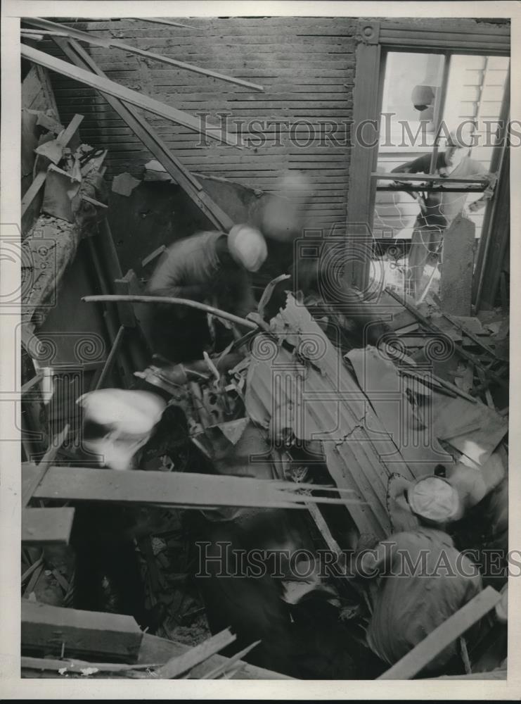 1931 Press Photo Men Looking Thru Debris of a Fire - neb86885 - Historic Images