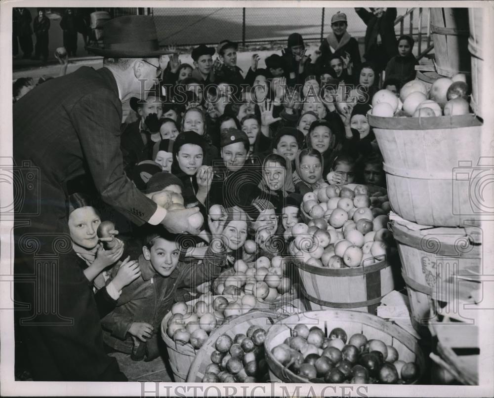 1943 Press Photo Chicago, Ill Rev Carl Nelson &amp; apples for children - neb86588 - Historic Images