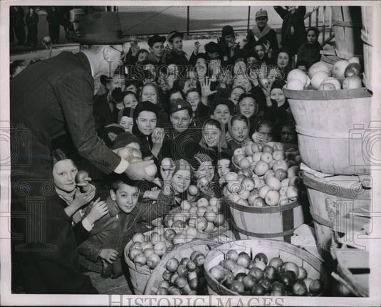 1943 Press Photo Chicago, Ill Rev Carl Nelson & apples for children - neb86588 - Historic Images