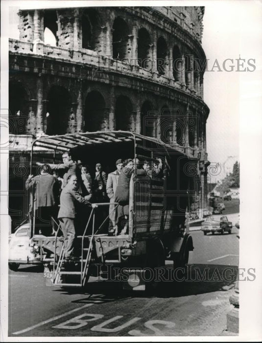 1965 Press Photo Old Truck Loaded With Passengers Drives By Colosseum In Rome - Historic Images