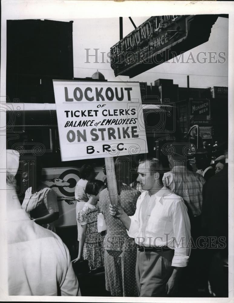 1944 Press Photo Chicago, Ill Tieleso picket Lenardt Spath at bus terminal - Historic Images