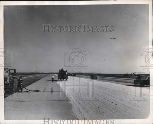 1961 Press Photo Altus AFB in Okla. firemen foam runway for emergency landing - Historic Images