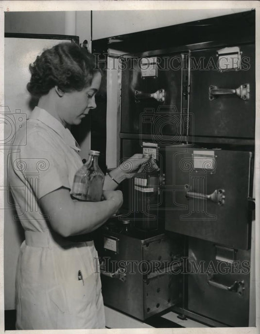 1938 Press Photo Nurse C Delane Places Blood In New "Blood Bank" Fridge - Historic Images