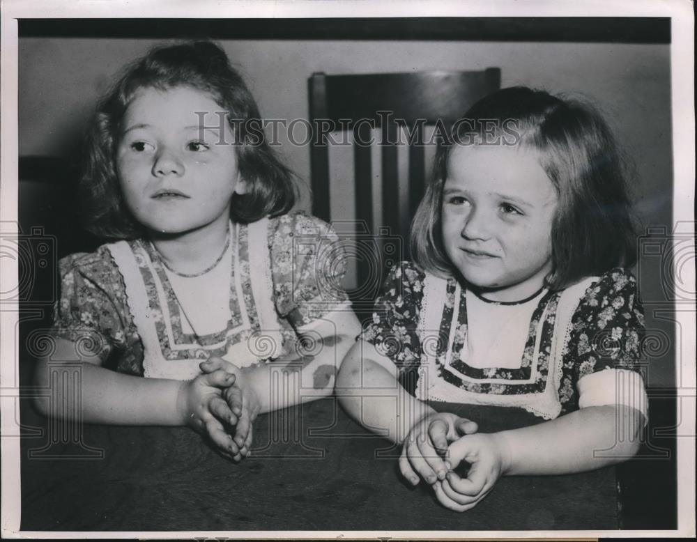 1947 Press Photo Chicago, Carol &amp; Catherine Hunter after parents abandoned them - Historic Images