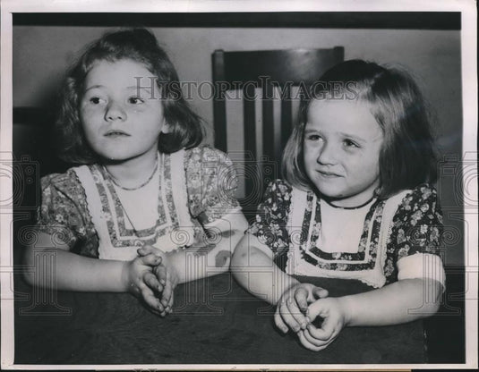 1947 Press Photo Chicago, Carol & Catherine Hunter after parents abandoned them - Historic Images