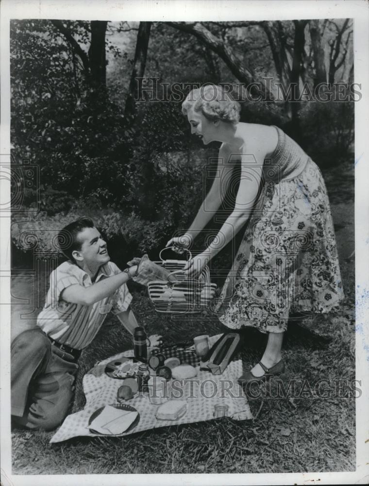 1950 Press Photo Lady And Man Have Picnic Beside Brook - neb89415 - Historic Images