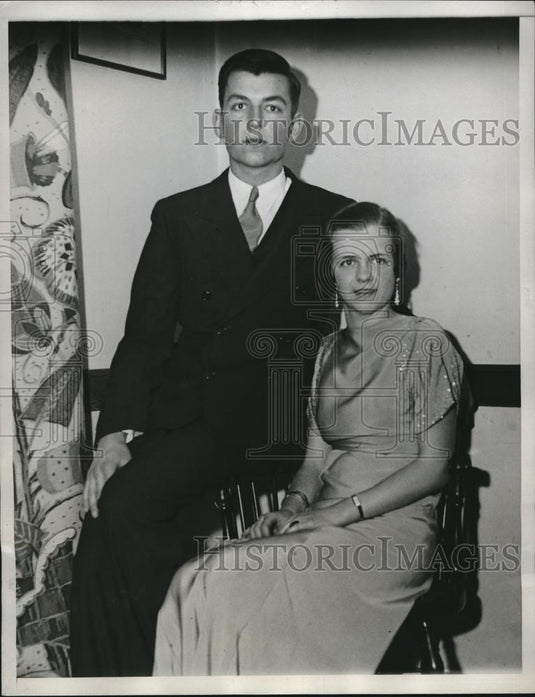 1933 Press Photo Emerson Day & sister Caroline Day Fraternity dance at Dartmouth - Historic Images