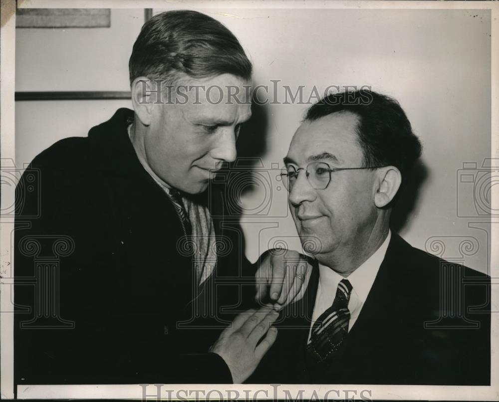 1938 Press Photo unemployed cook Howard Woodward offers his eye to Rev. Harding - Historic Images