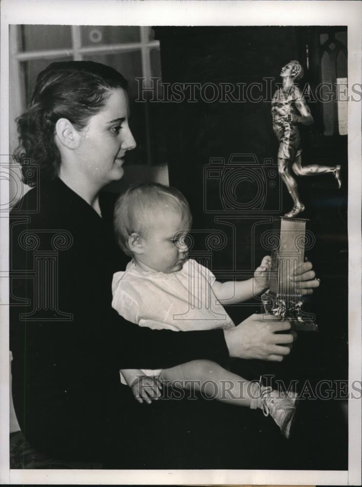 1933 Press Photo Mrs Glenn Cunningham and daughter Sara - Historic Images