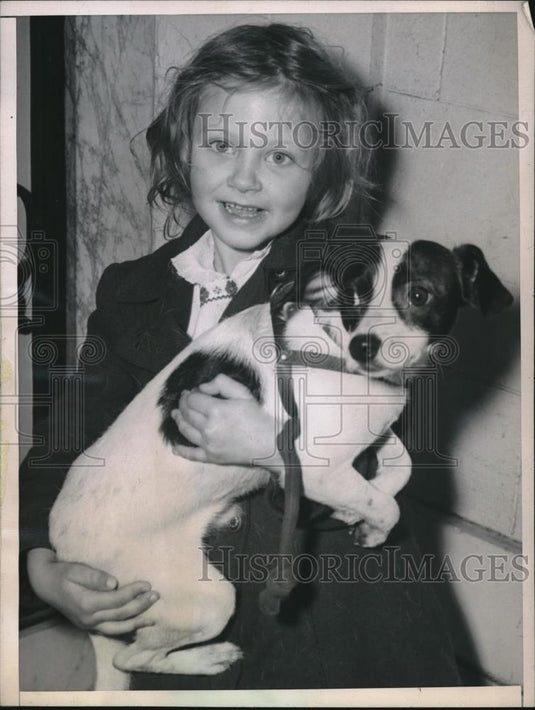 1947 Press Photo Nancy Mathews Age 6 Saved Her Dog Teddy From Fire - Historic Images